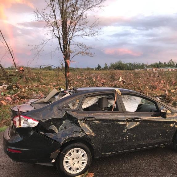 «Εμπόλεμη ζώνη» η επαρχία της Οτάβα από σαρωτικό πέρασμα ανεμοστρόβιλου [εικόνες & βίντεο]  | iefimerida.gr 5