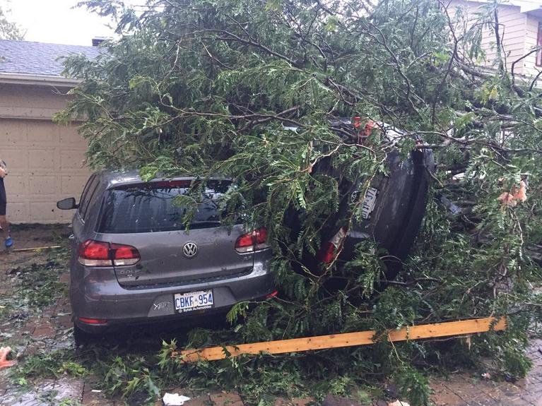 «Εμπόλεμη ζώνη» η επαρχία της Οτάβα από σαρωτικό πέρασμα ανεμοστρόβιλου [εικόνες & βίντεο]  | iefimerida.gr 1