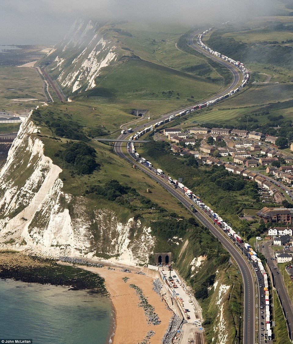 Ταλαιπωρία για 250.000 Βρετανούς που ταξίδευαν προς τη Γαλλία -Ουρές χλμ. λόγω ελέγχων [εικόνες] | iefimerida.gr 1