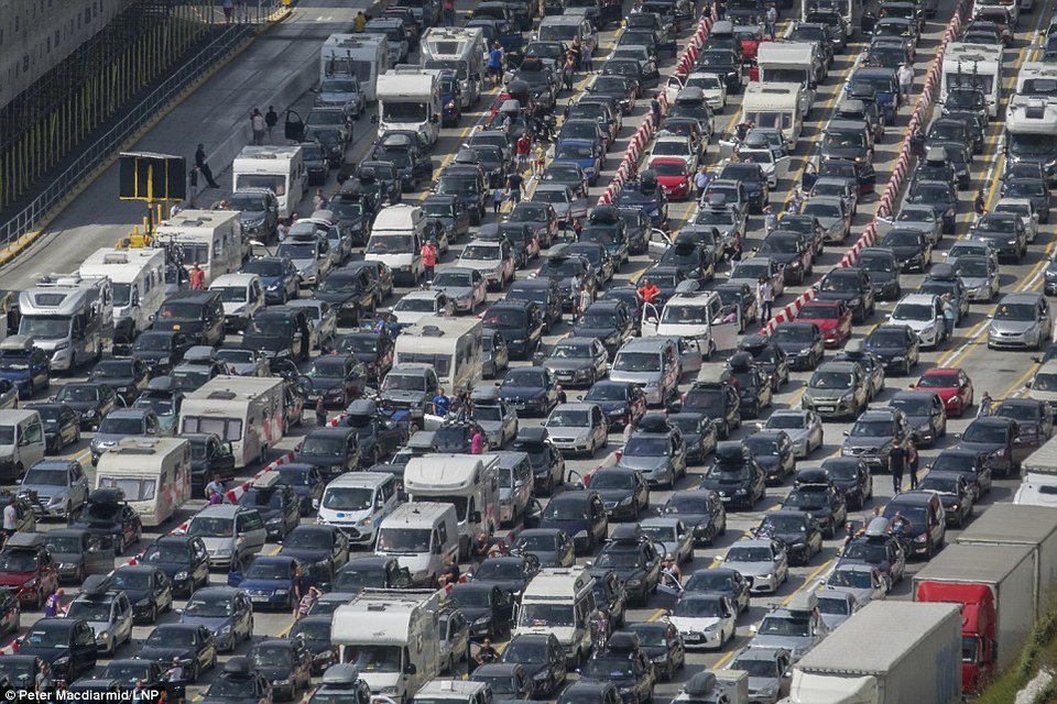 Ταλαιπωρία για 250.000 Βρετανούς που ταξίδευαν προς τη Γαλλία -Ουρές χλμ. λόγω ελέγχων [εικόνες] | iefimerida.gr 5