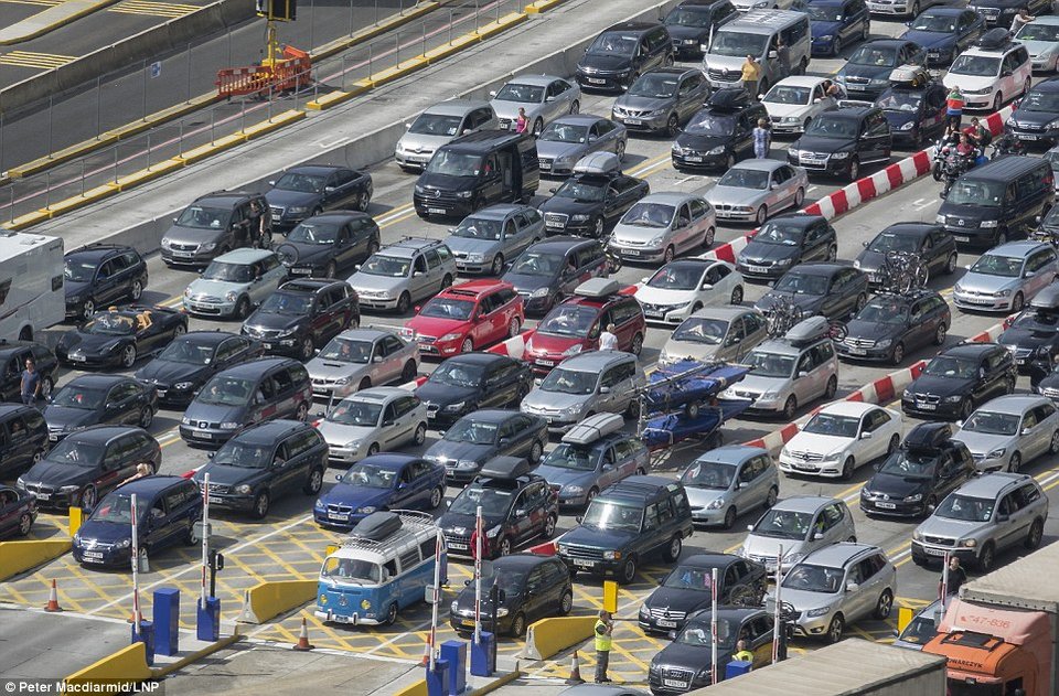 Ταλαιπωρία για 250.000 Βρετανούς που ταξίδευαν προς τη Γαλλία -Ουρές χλμ. λόγω ελέγχων [εικόνες] | iefimerida.gr 6