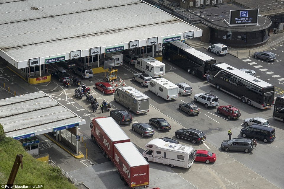 Ταλαιπωρία για 250.000 Βρετανούς που ταξίδευαν προς τη Γαλλία -Ουρές χλμ. λόγω ελέγχων [εικόνες] | iefimerida.gr 0