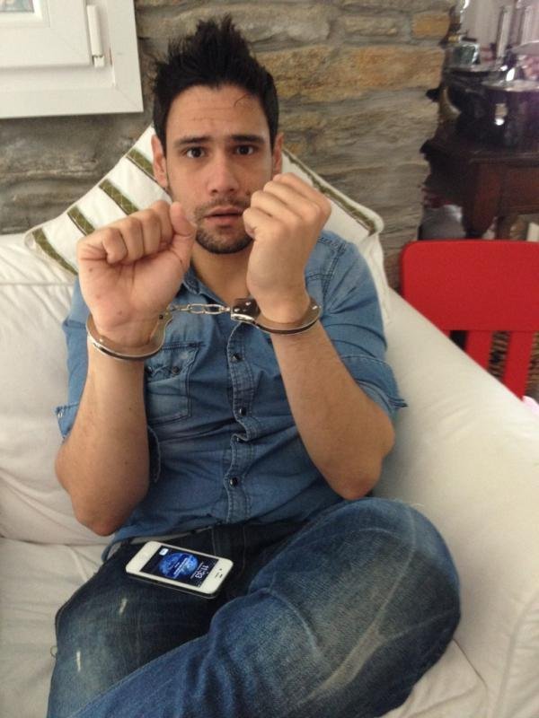 Ποιος πέρασε χειροπέδες στον Δημήτρη Ουγγαρέζο; [εικόνα] | iefimerida.gr 0