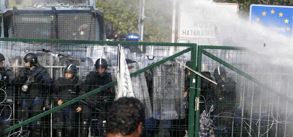 Χάος στην Ουγγαρία: Συγκρούσεις μεταναστών- αστυνομίας, δεκάδες τραυματίες [εικόνες & βίντεο] | iefimerida.gr 4