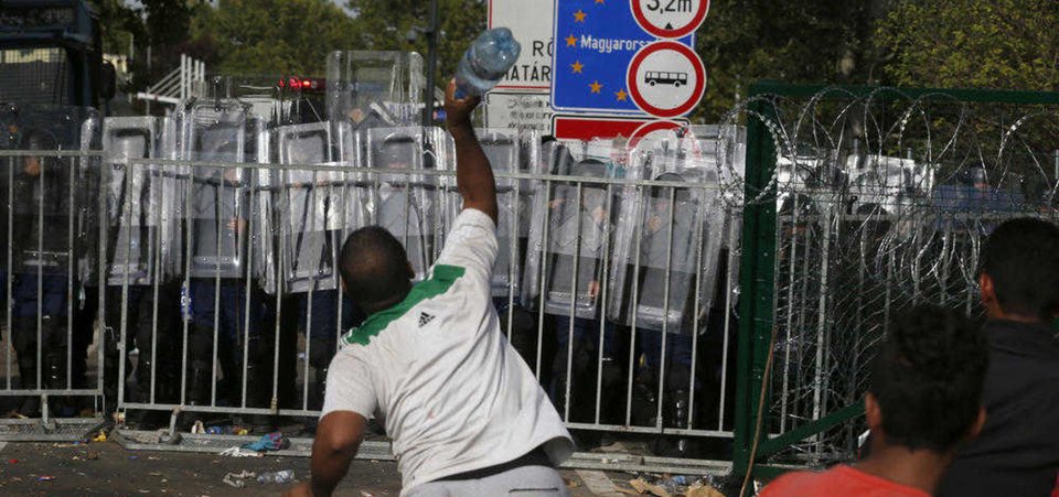 Χάος στην Ουγγαρία: Συγκρούσεις μεταναστών- αστυνομίας, δεκάδες τραυματίες [εικόνες & βίντεο] | iefimerida.gr 6