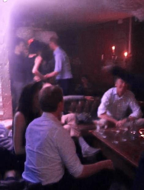 Νέο βίντεο από το ξεσάλωμα του Ουίλιαμ: Πιάνει από τη μέση μυστηριώδη γυναίκα [βίντεο] | iefimerida.gr 0