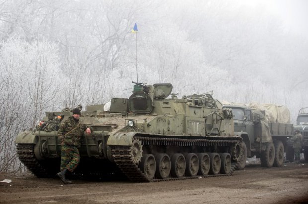 Στρατιώτες παίζουν μπάλα με τα Καλάσνικοφ στην πλάτη, στο μέτωπο της Ουκρανίας -Τι αντίκρισε φωτογράφος του AFP [εικόνες] | iefimerida.gr 4