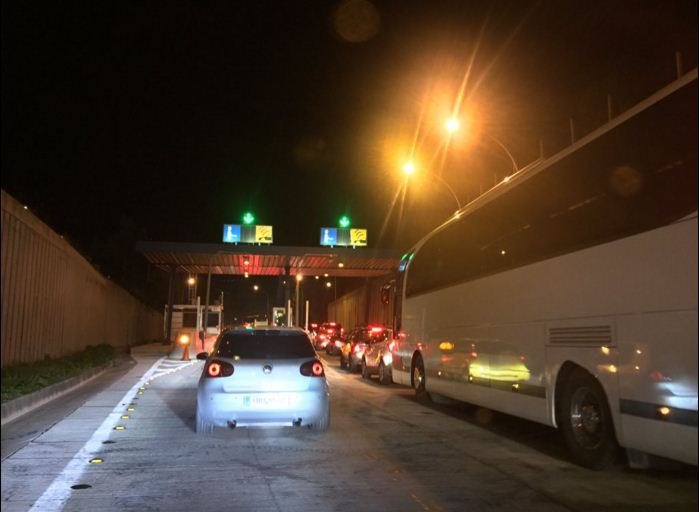 Ατελείωτες ουρές στις Αφίδνες από τα μπλόκα των αγρότων- Απίστευτη ταλαιπωρία για τους οδηγούς [εικόνες]  | iefimerida.gr 0