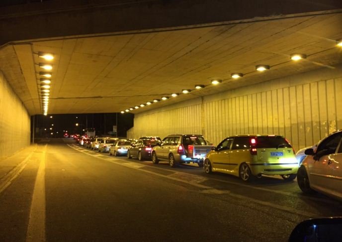 Ατελείωτες ουρές στις Αφίδνες από τα μπλόκα των αγρότων- Απίστευτη ταλαιπωρία για τους οδηγούς [εικόνες]  | iefimerida.gr 2