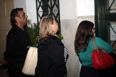 Η αγωνία της Ουρανίας Μιχαλολιάκου για την τύχη του πατέρα της -Η κόρη του αρχηγού της Χ.Α. και η σύζυγος ανέμεναν βουβές την απόφαση [εικόνες] | iefimerida.gr 1