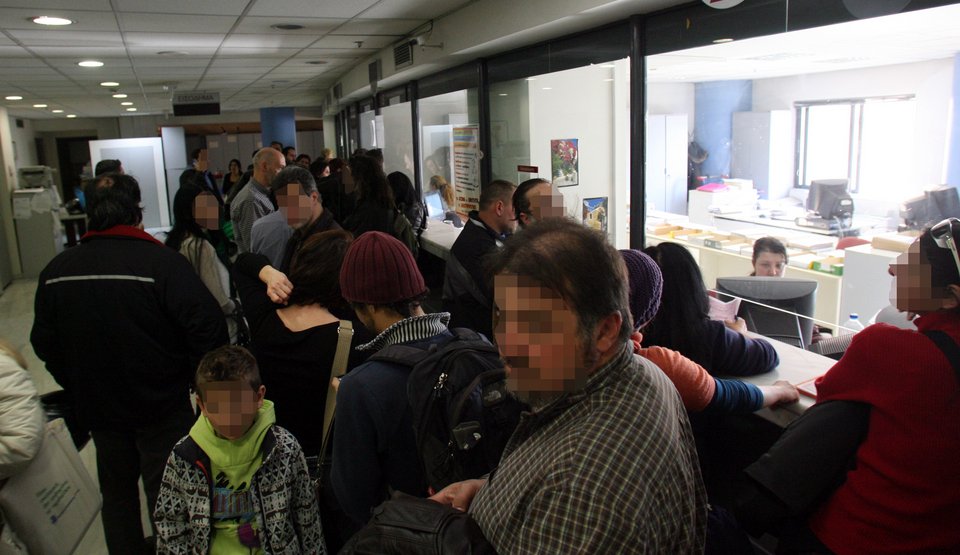 Προθεσμία μέχρι αύριο για τέλη κυκλοφορίας και ΕΝΦΙΑ -Ουρές σε τράπεζες και ΔΟΥ [εικόνες] | iefimerida.gr 3