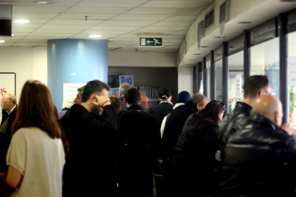 Προθεσμία μέχρι αύριο για τέλη κυκλοφορίας και ΕΝΦΙΑ -Ουρές σε τράπεζες και ΔΟΥ [εικόνες] | iefimerida.gr 2