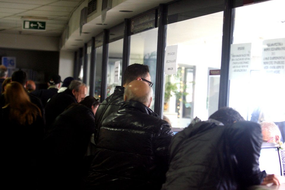 Προθεσμία μέχρι αύριο για τέλη κυκλοφορίας και ΕΝΦΙΑ -Ουρές σε τράπεζες και ΔΟΥ [εικόνες] | iefimerida.gr 1