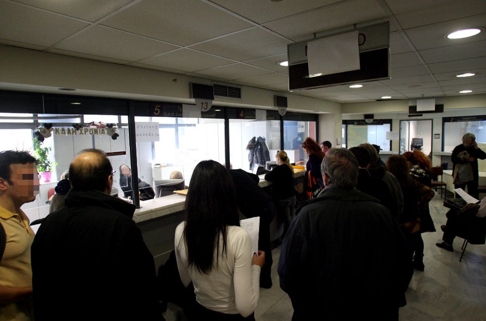 Προθεσμία μέχρι αύριο για τέλη κυκλοφορίας και ΕΝΦΙΑ -Ουρές σε τράπεζες και ΔΟΥ [εικόνες] | iefimerida.gr 0