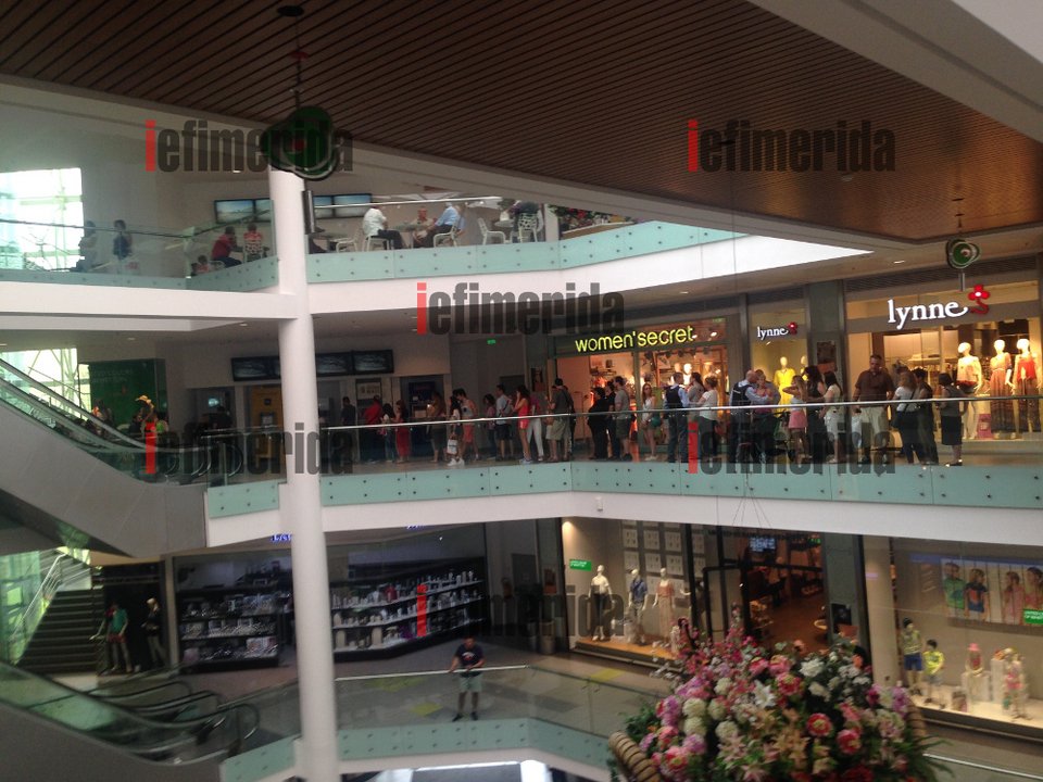 Πανικός, ατελείωτες ουρές στα ΑΤΜ του Metro Mall -Πάνω από 1 δισ. έκαναν φτερά [εικόνες] | iefimerida.gr 0