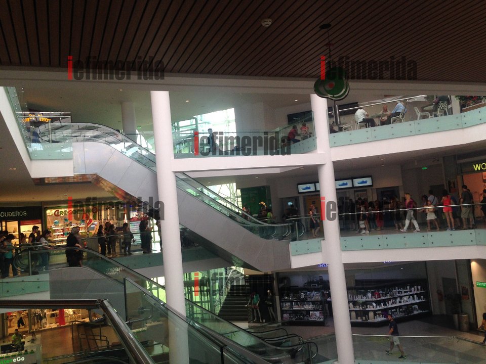 Πανικός, ατελείωτες ουρές στα ΑΤΜ του Metro Mall -Πάνω από 1 δισ. έκαναν φτερά [εικόνες] | iefimerida.gr 1