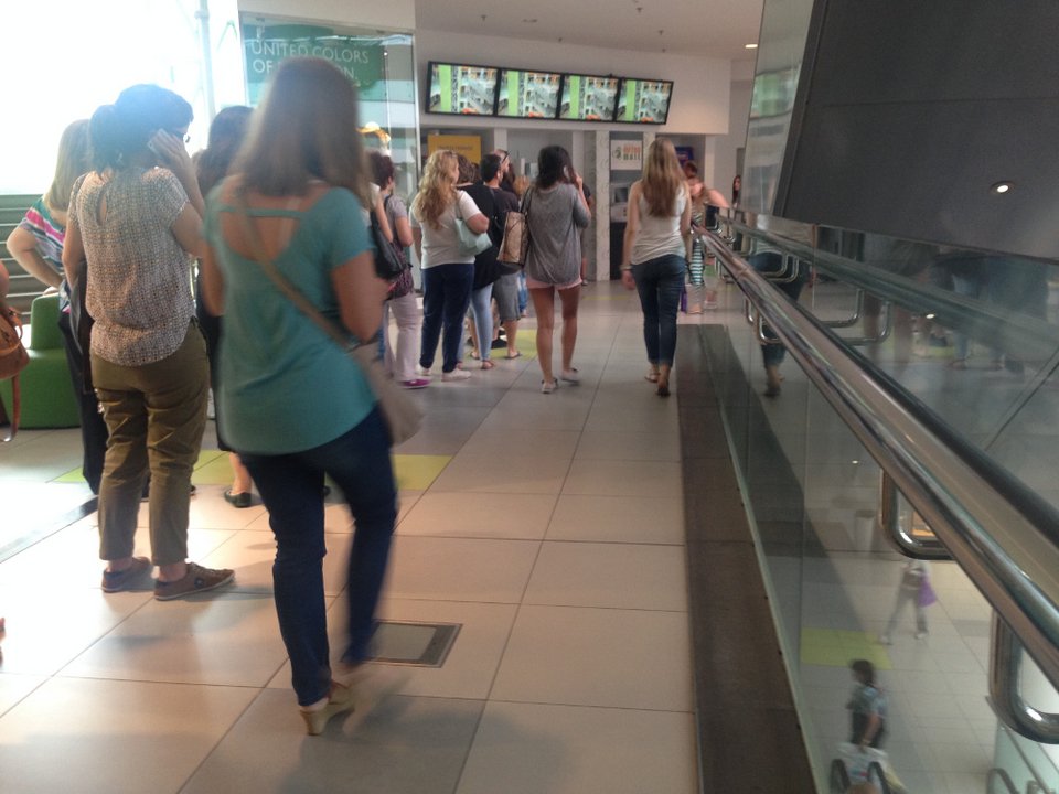Πανικός, ατελείωτες ουρές στα ΑΤΜ του Metro Mall -Πάνω από 1 δισ. έκαναν φτερά [εικόνες] | iefimerida.gr 2