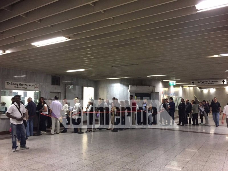 Ταλαιπωρία στα εκδοτήρια του Μετρό για τις ηλεκτρονικές κάρτες -Εβαλαν καρέκλες για τους ηλικιωμένους [εικόνες] | iefimerida.gr 2