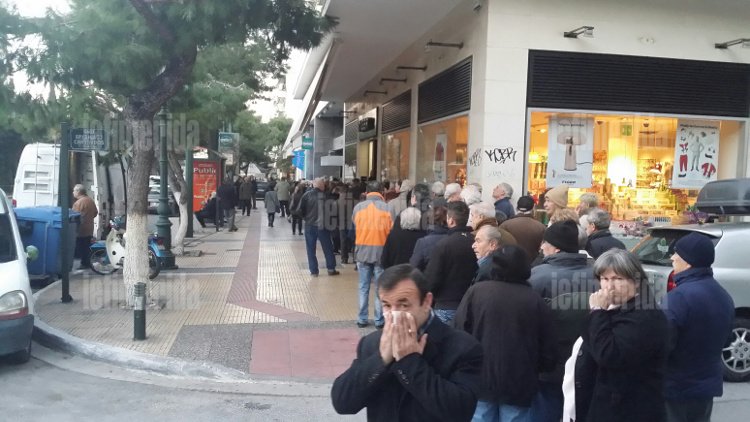 Στις ουρές της ταλαιπωρίας για τη σύνταξη [εικόνες] | iefimerida.gr 1