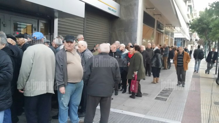 Στις ουρές της ταλαιπωρίας για τη σύνταξη [εικόνες] | iefimerida.gr 2