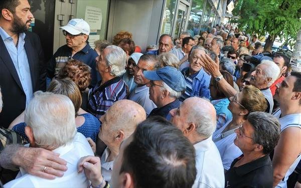 Το Τwitter οργίζεται: «Ο ΣΥΡΙΖΑ κάνει πράξη ό,τι υποσχέθηκε. Μας έβγαλε από το Μνημόνιο» | iefimerida.gr 3