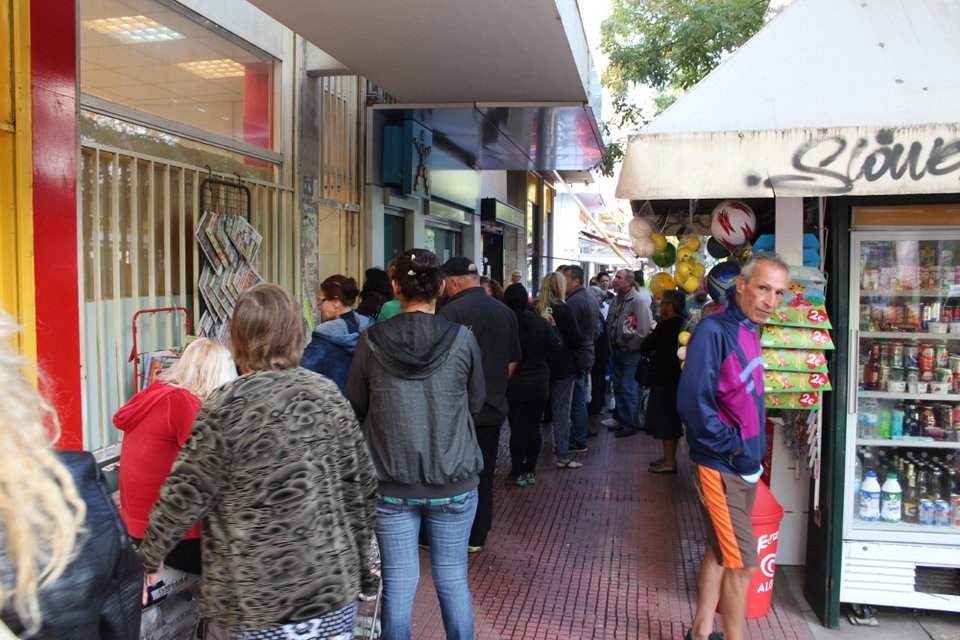 Εικόνες ανέχειας στην Αθήνα -Στην ουρά στήθηκαν από το πρωί εκατοντάδες πολίτες για μια σακούλα τρόφιμα | iefimerida.gr 2