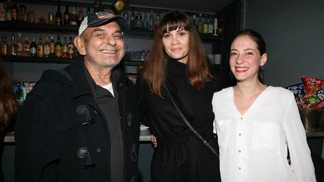 Η 32χρονη καλλονή ηθοποιός σύντροφος του Σάκη Μπουλά μιλά για την περιπέτεια της υγείας του [εικόνες] | iefimerida.gr 4