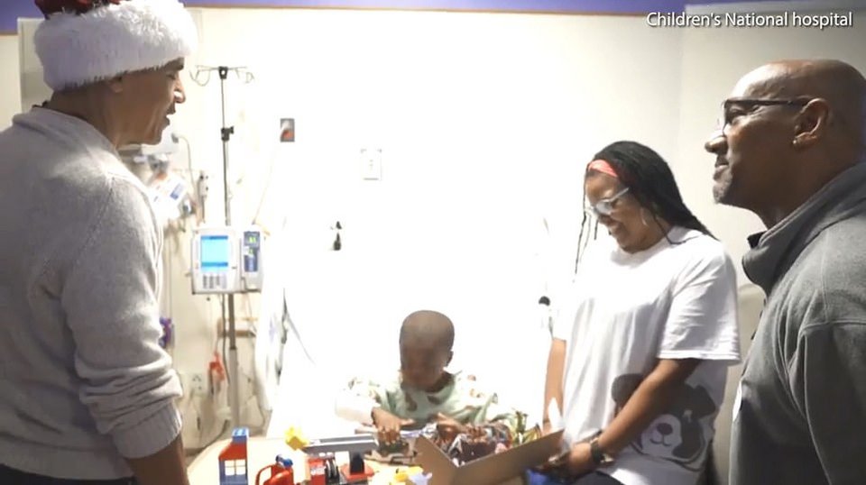 Ο Ομπάμα ντύθηκε Αγιος Βασίλης [εικόνες & βίντεο] | iefimerida.gr 1