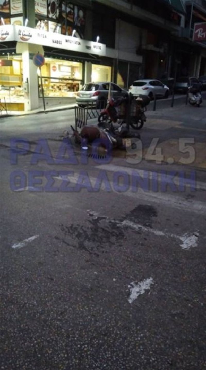 Κάτω από άγνωστες μέχρι στιγμής συνθήκες, άρχισε να προκαλεί φθορές σε σταθμευμένα αυτοκίνητα αλλά και σε μηχανές