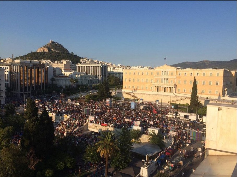 Πετροπόλεμος και χημικά στη συγκέντρωση του «Οχι» στο Σύνταγμα [εικόνες & βίντεο] | iefimerida.gr 3