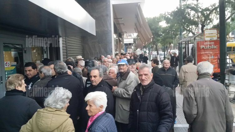 Στις ουρές της ταλαιπωρίας για τη σύνταξη [εικόνες] | iefimerida.gr 0