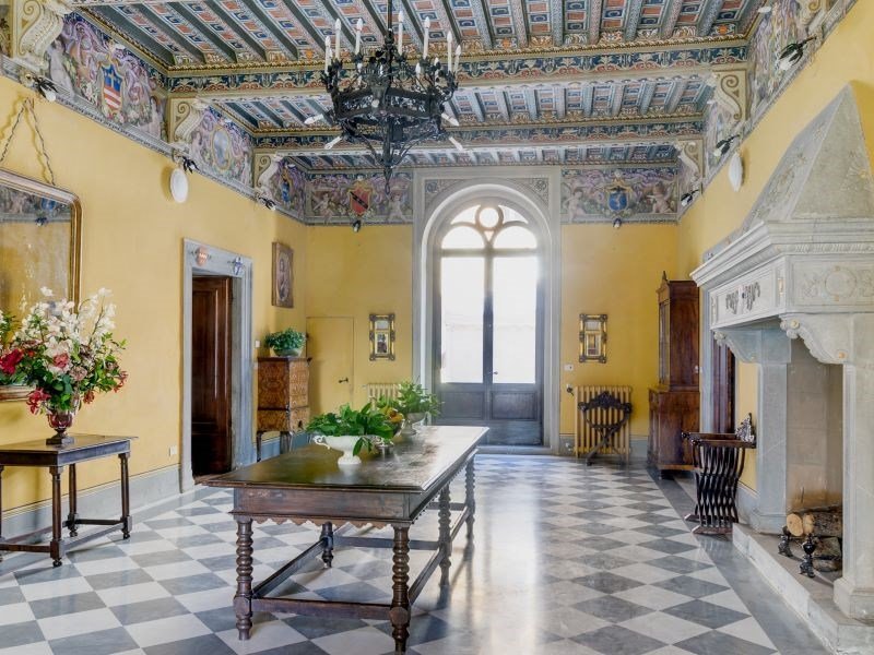 Η μεσαιωνική γοητεία - Στο σφυρί πολυτελής πύργος του 12ου αι. με 115 δωμάτια και 100 μπάνια [εικόνες] | iefimerida.gr 6