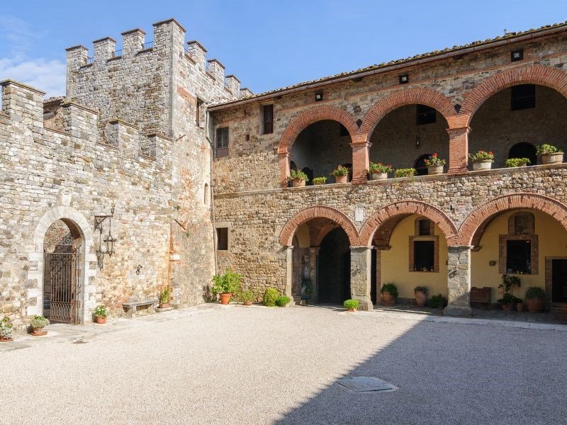 Η μεσαιωνική γοητεία - Στο σφυρί πολυτελής πύργος του 12ου αι. με 115 δωμάτια και 100 μπάνια [εικόνες] | iefimerida.gr 0