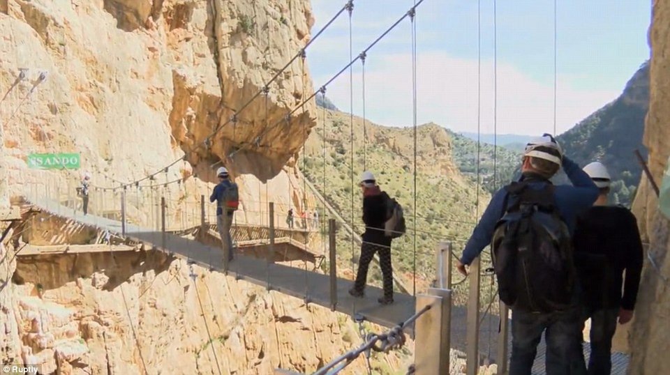 «Το μικρό μονοπάτι του Βασιλιά» - Η θεαματική και πιο επικίνδυνη πεζογέφυρα στον κόσμο [εικόνες&βίντεο] | iefimerida.gr 0