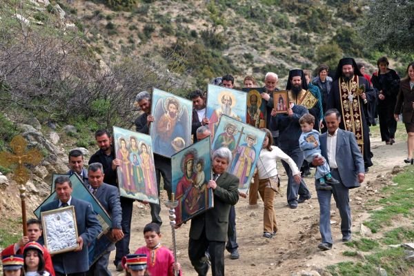 Το Πάσχα των Ελλήνων - Τα Μαζίδια, οι Κολλημάρες, οι Αυγομαχίες και η Ανάσταση σε νεκροταφεία [εικόνες]   | iefimerida.gr 2