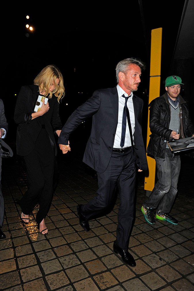 Σαρλίζ και Σον Πεν -Γελάκια, ψίθυροι και αγκαλιές στο κόκκινο χαλί [εικόνες] | iefimerida.gr 10