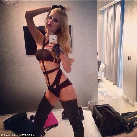 Πάρις Χίλτον- Η χρυσή κληρονόμος ποζάρει προκλητικά στο φακό με ανοιχτό το μπουρνούζι της [εικόνες] | iefimerida.gr 3