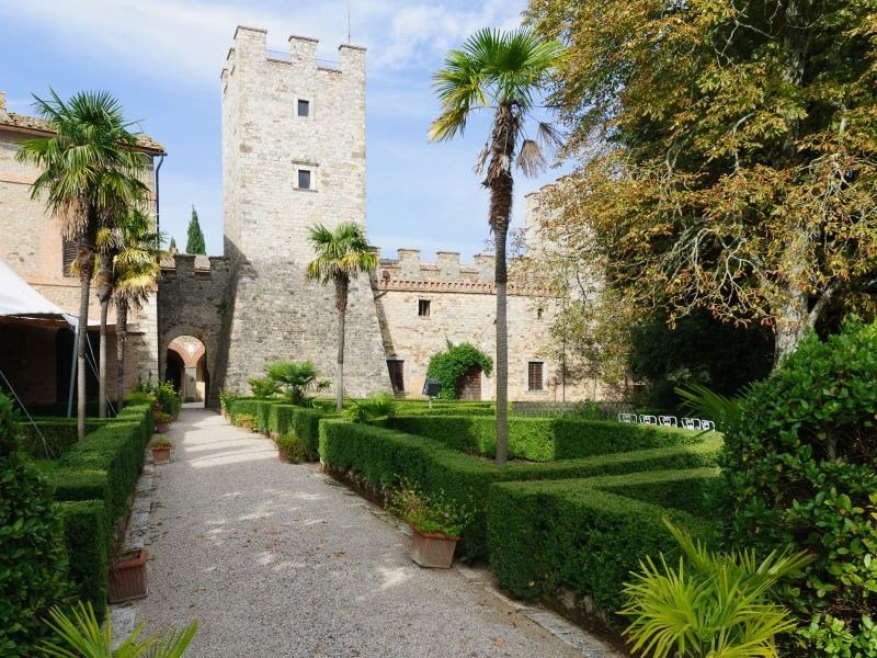 Η μεσαιωνική γοητεία - Στο σφυρί πολυτελής πύργος του 12ου αι. με 115 δωμάτια και 100 μπάνια [εικόνες] | iefimerida.gr 1