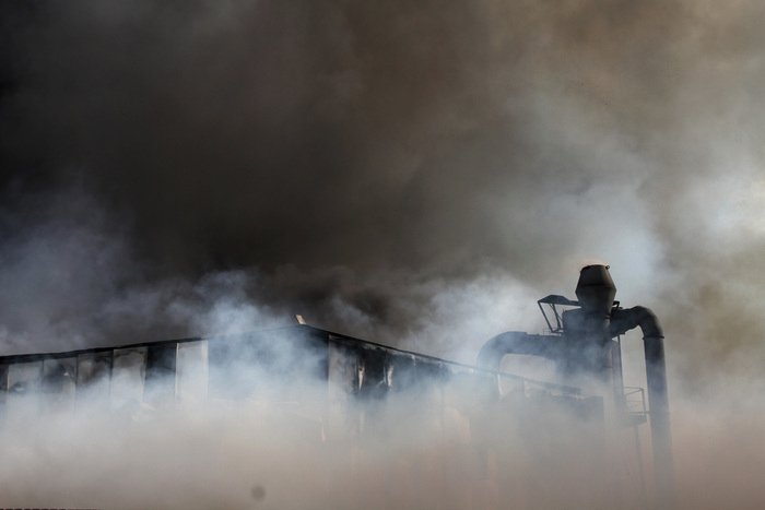 Υπό έλεγχο η μεγάλη πυρκαγιά στον Ασπρόπυργο - Καρέ-καρέ η κόλαση φωτιάς στο εργοστάσιο [εικόνες] | iefimerida.gr 11
