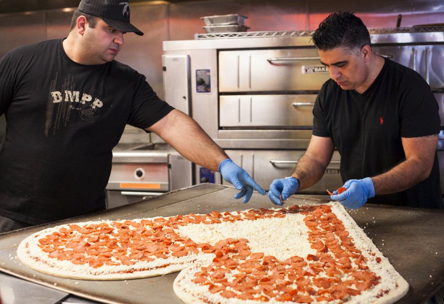 Η μεγαλύτερη πίτσα σε σχήμα καρδιάς στον κόσμο για ερωτευμένους και μη [εικόνες] | iefimerida.gr 3