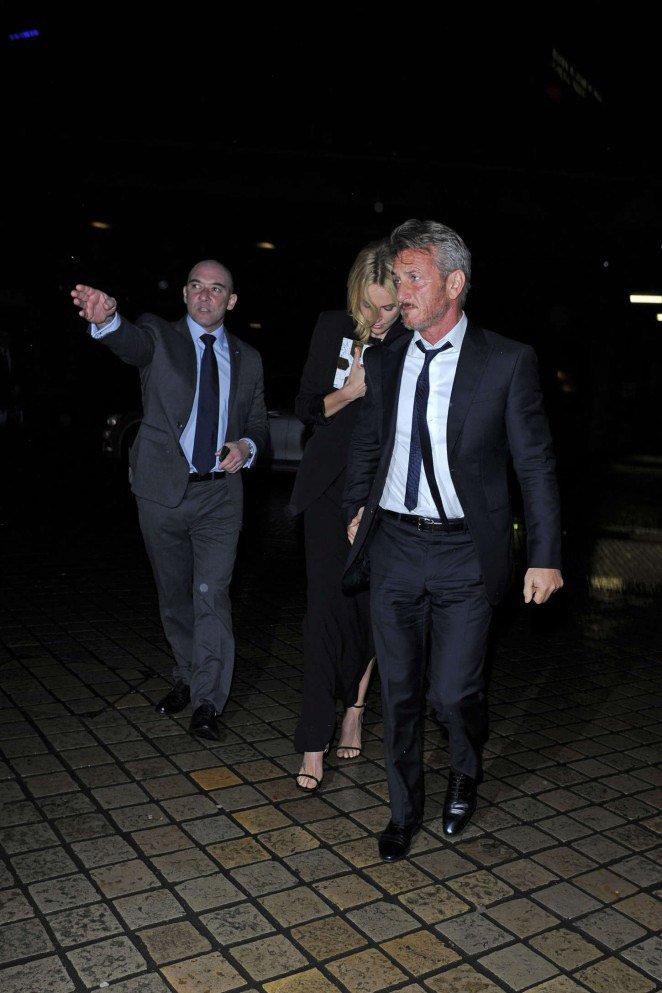 Σαρλίζ και Σον Πεν -Γελάκια, ψίθυροι και αγκαλιές στο κόκκινο χαλί [εικόνες] | iefimerida.gr 9