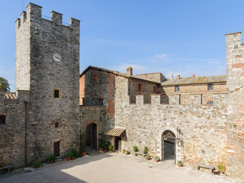 Η μεσαιωνική γοητεία - Στο σφυρί πολυτελής πύργος του 12ου αι. με 115 δωμάτια και 100 μπάνια [εικόνες] | iefimerida.gr 3