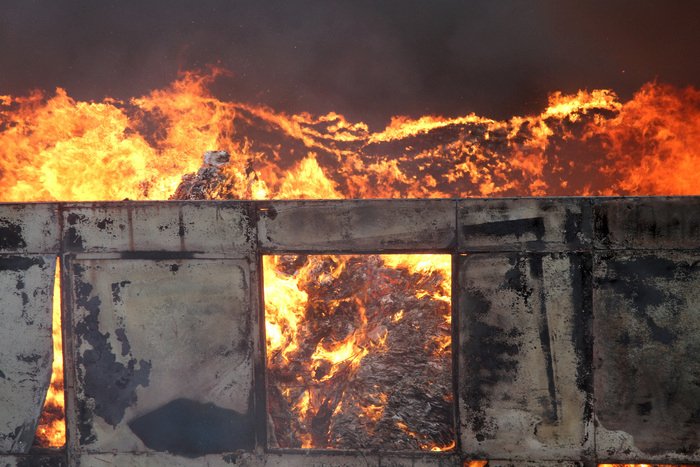 υπό έλεγχο η μεγάλη πυρκαγιά στον ασπρόπυργο καρέ καρέ η κόλαση φωτιάς στο εργοστάσιο εικόνες ελλαδα Iefimerida Gr