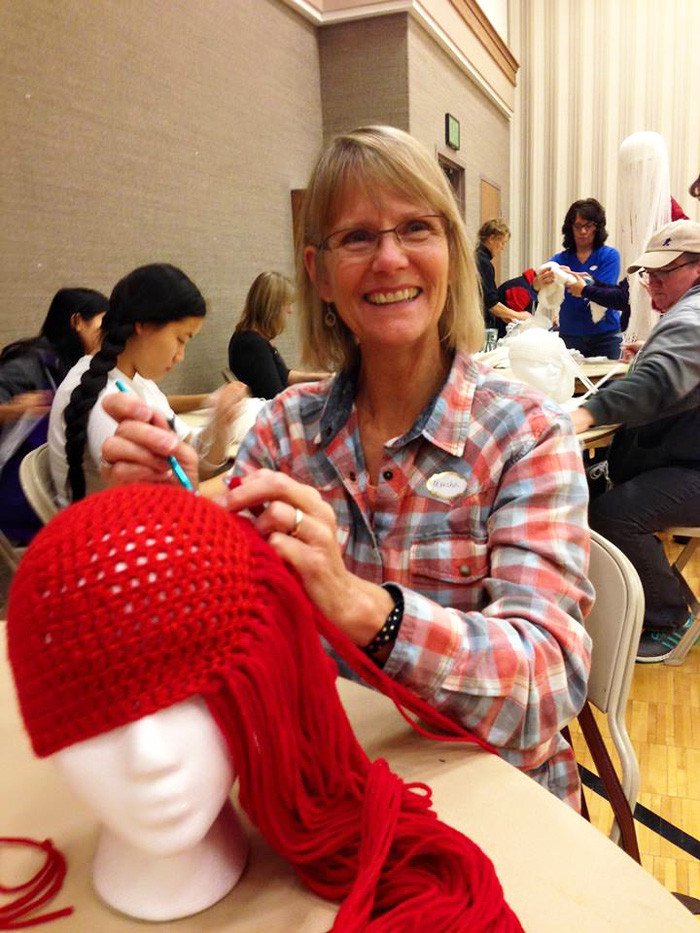 Μια υπέροχη μαμά: Πλέκει πριγκιπικές περούκες για κοριτσάκια που πάσχουν από καρκίνο [εικόνες]  | iefimerida.gr 4