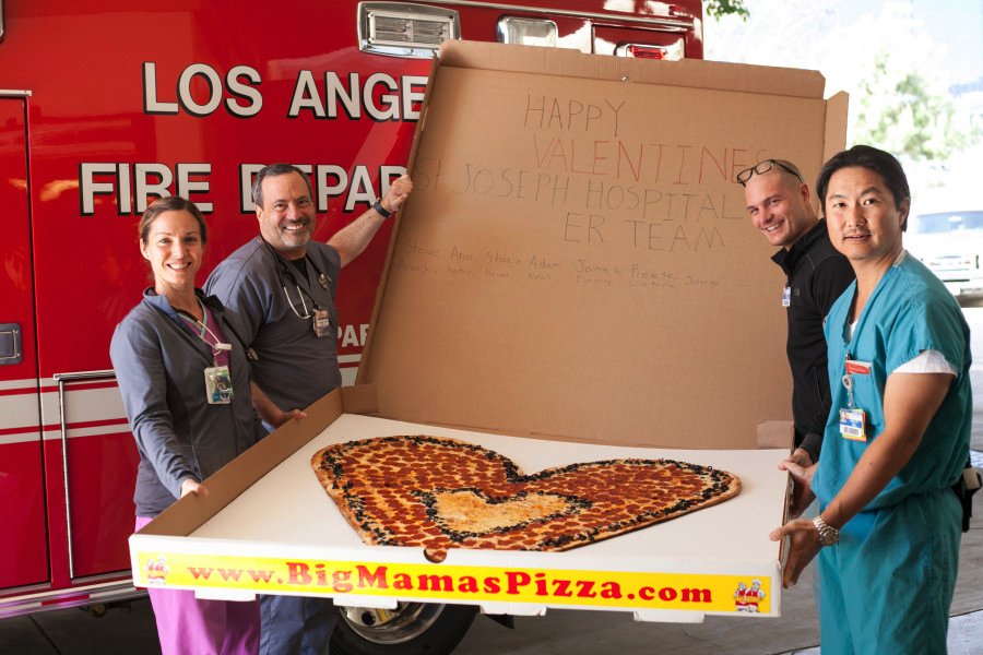 Η μεγαλύτερη πίτσα σε σχήμα καρδιάς στον κόσμο για ερωτευμένους και μη [εικόνες] | iefimerida.gr 5