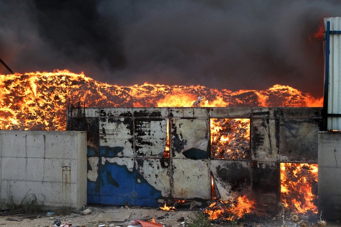υπό έλεγχο η μεγάλη πυρκαγιά στον ασπρόπυργο καρέ καρέ η κόλαση φωτιάς στο εργοστάσιο εικόνες ελλαδα Iefimerida Gr