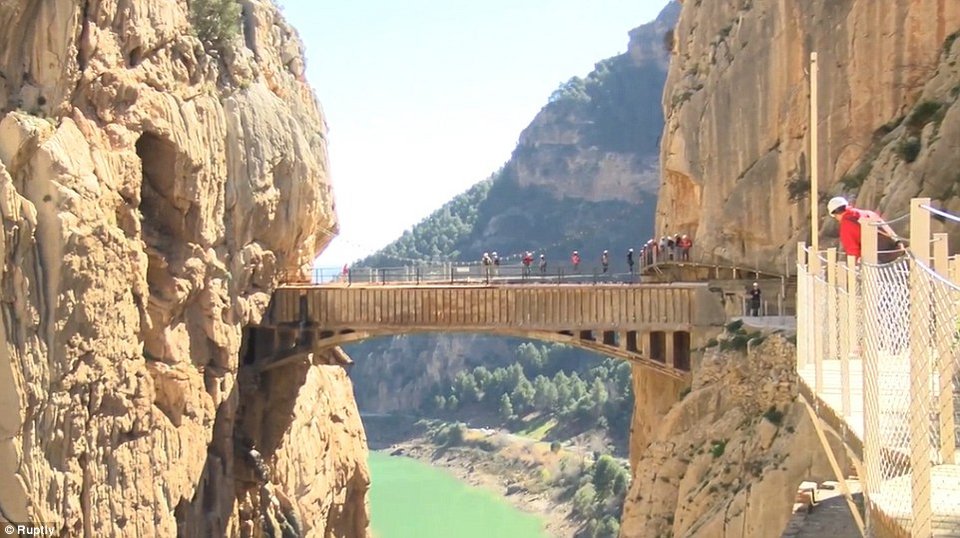 «Το μικρό μονοπάτι του Βασιλιά» - Η θεαματική και πιο επικίνδυνη πεζογέφυρα στον κόσμο [εικόνες&βίντεο] | iefimerida.gr 5