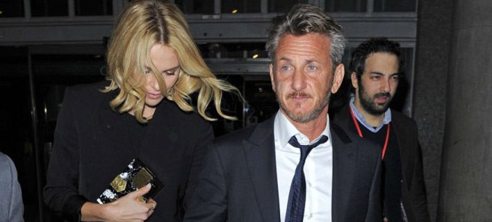 Σαρλίζ και Σον Πεν -Γελάκια, ψίθυροι και αγκαλιές στο κόκκινο χαλί [εικόνες] | iefimerida.gr 2