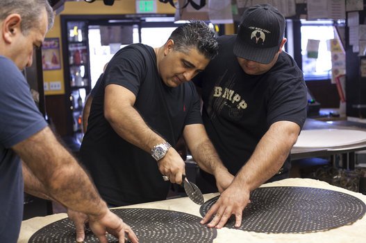 Η μεγαλύτερη πίτσα σε σχήμα καρδιάς στον κόσμο για ερωτευμένους και μη [εικόνες] | iefimerida.gr 2