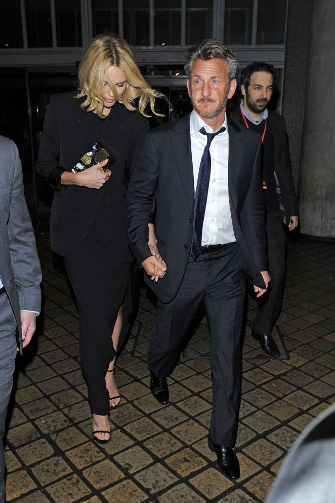 Σαρλίζ και Σον Πεν -Γελάκια, ψίθυροι και αγκαλιές στο κόκκινο χαλί [εικόνες] | iefimerida.gr 6